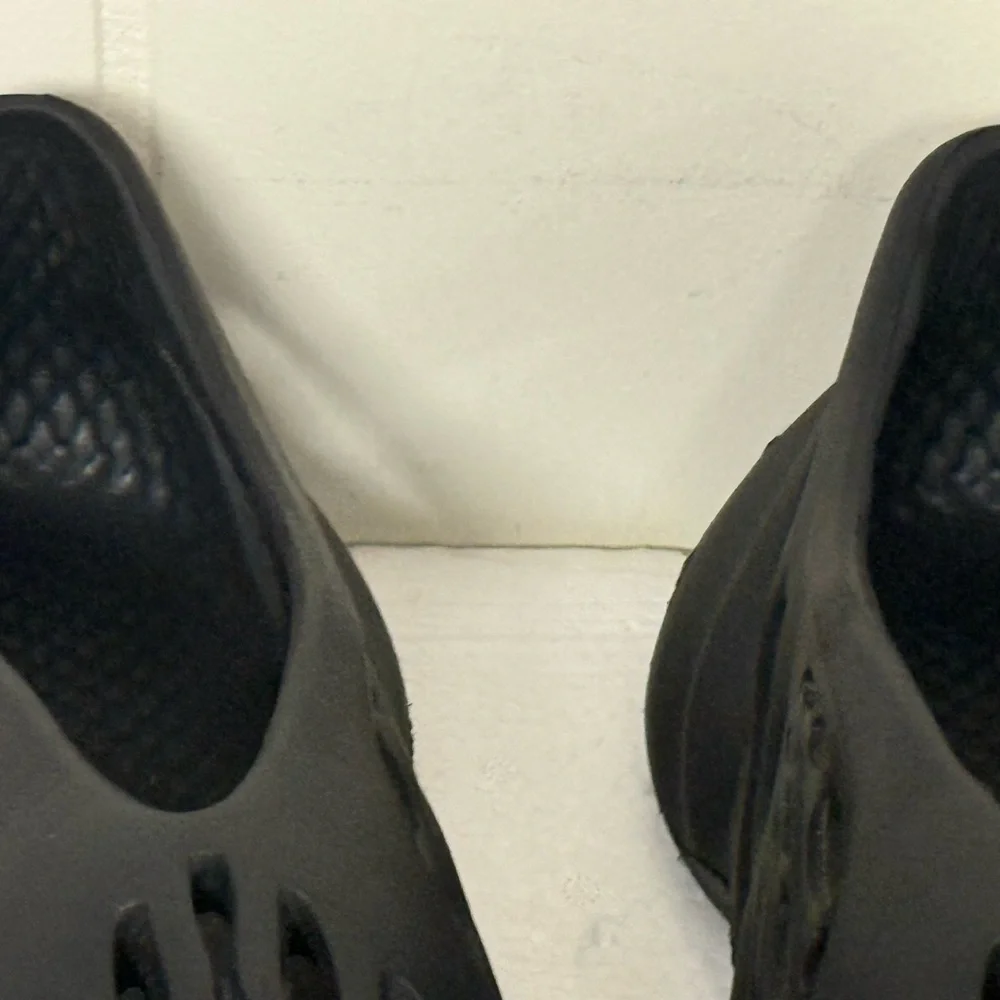 Sleek Black Men's Sandals